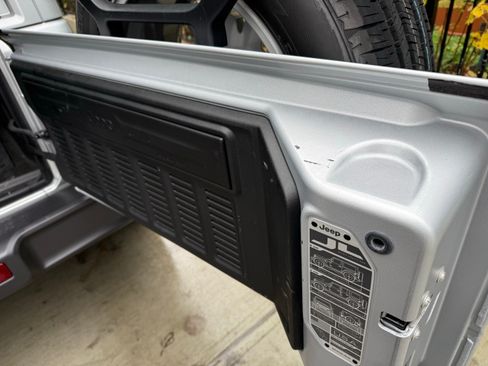 Used 2024 Jeep Wrangler Unlimited w/ Technology Group image 12