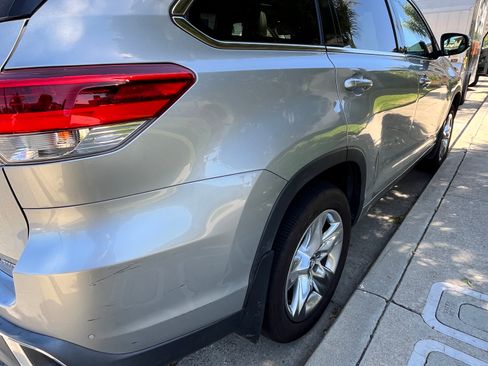 Used 2019 Toyota Highlander Limited w/ Carpet Mat Package (TMS) AWD/4WD image 6