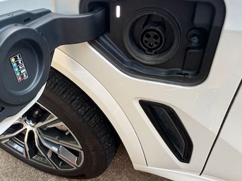 Used 2021 BMW X5 xDrive45e w/ M Sport Package image 8