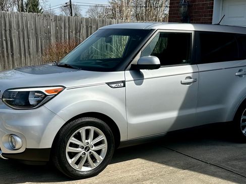 Used 2017 Kia Soul + image 6