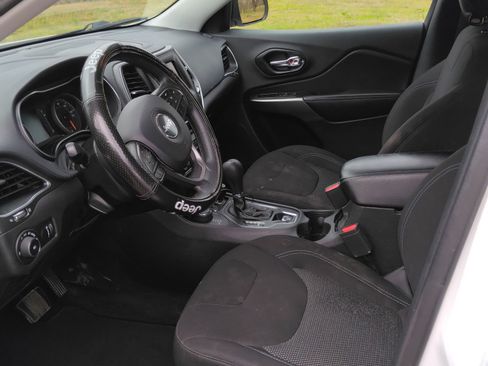 Used 2019 Jeep Cherokee Latitude w/ Popular Appearance Group image 6