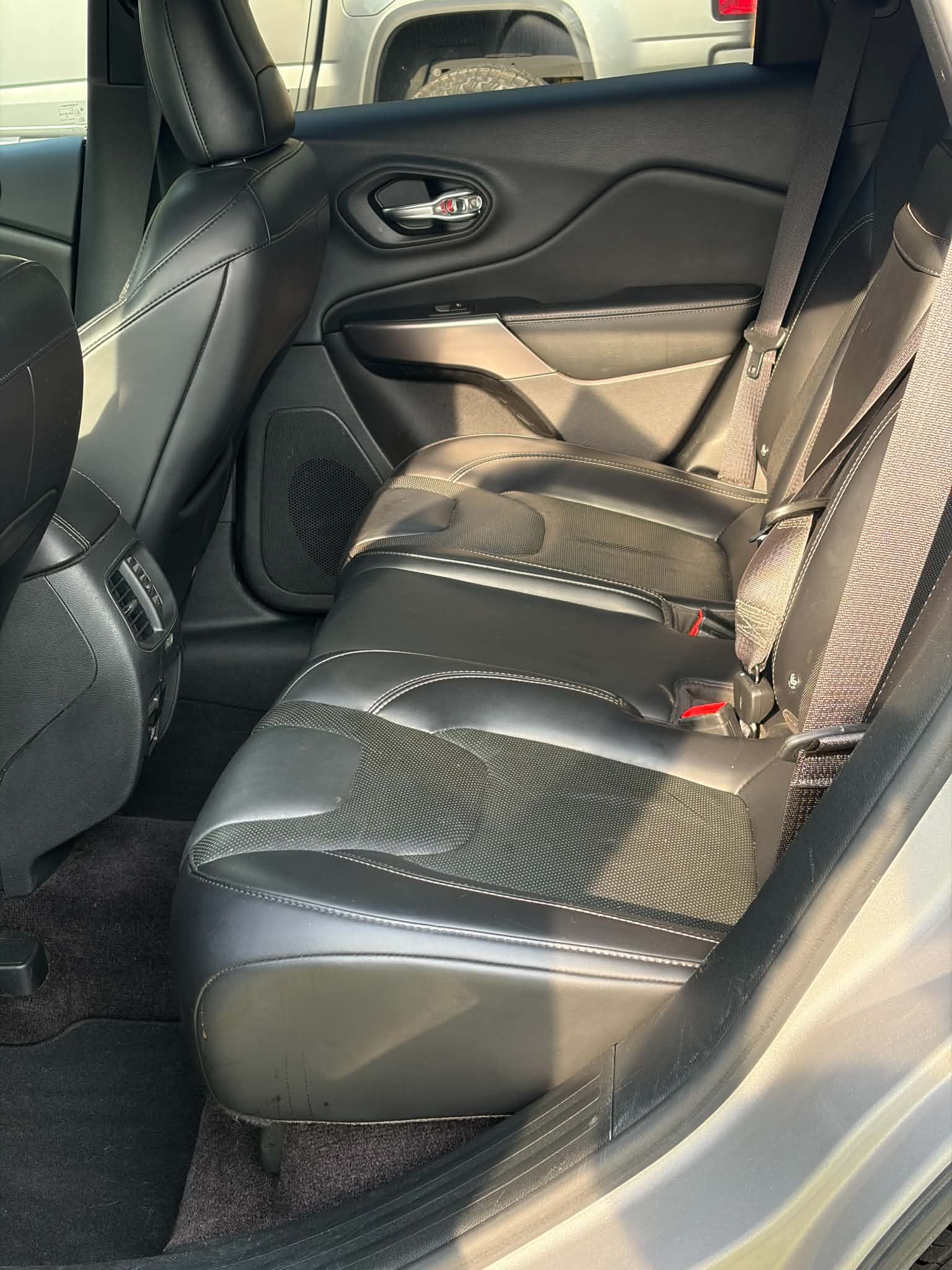 Used 2019 Jeep Cherokee Limited AWD/4WD image 11
