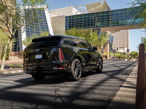 Used 2025 Cadillac Escalade IQ Sport 1 w/ LPO, ONYX Package image 6