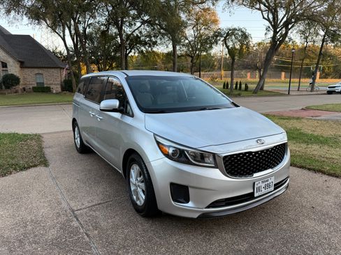 Used 2016 Kia Sedona L image 11