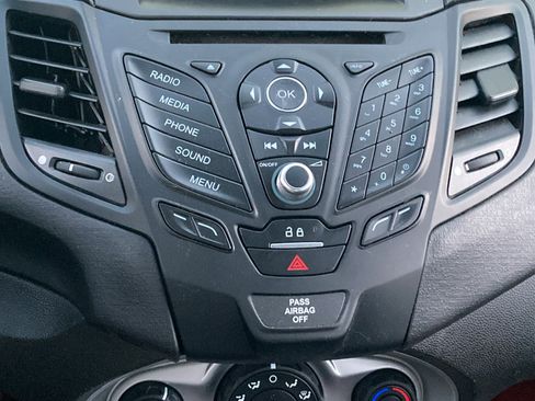 Used 2018 Ford Fiesta SE image 2