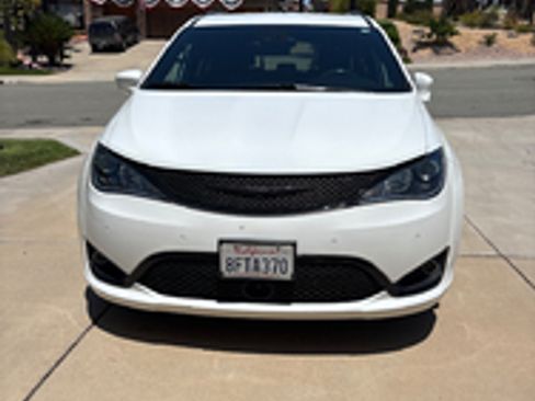 Used 2018 Chrysler Pacifica Touring-L Plus FWD image 5