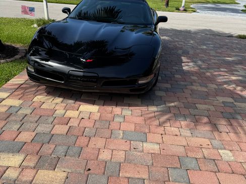 Used 1998 Chevrolet Corvette Coupe RWD image 9
