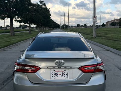 Used 2018 Toyota Camry SE w/ Convenience Package FWD image 8