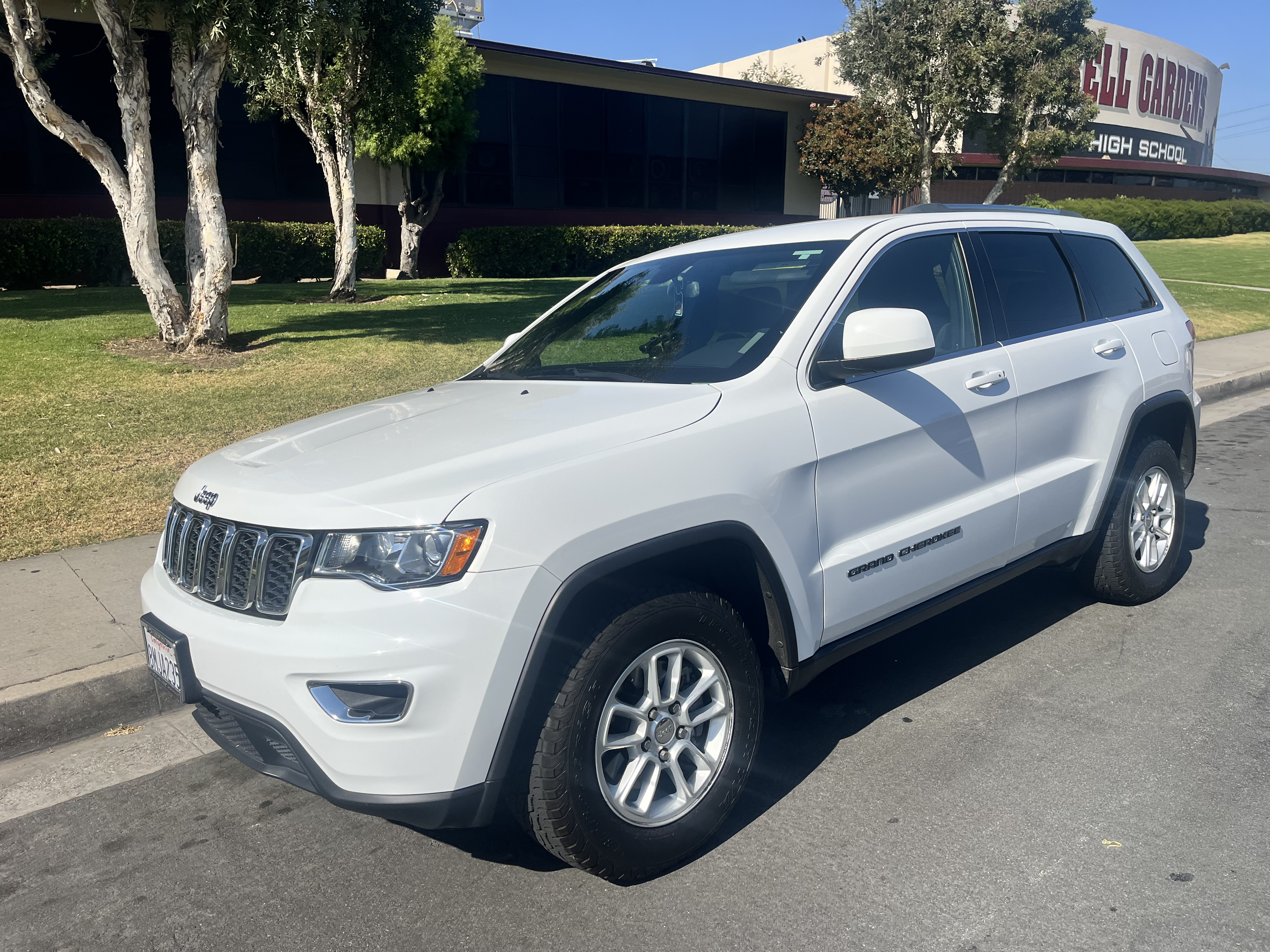 Used 2019 Jeep Grand Cherokee Laredo RWD image 1