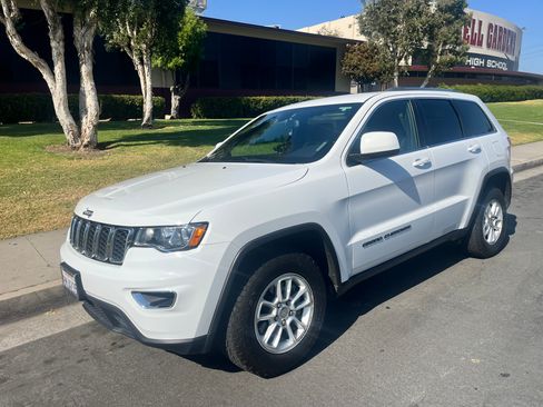 Used 2019 Jeep Grand Cherokee Laredo RWD image 1