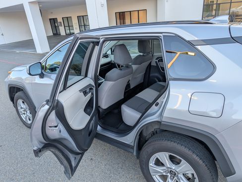 Used 2021 Toyota RAV4 XLE image 16