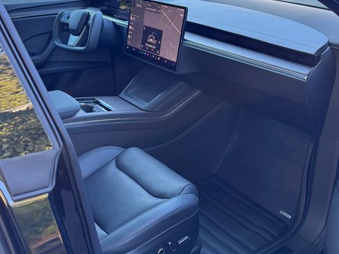 Used 2024 Tesla Model X Standard Sport Utility 4D image 19