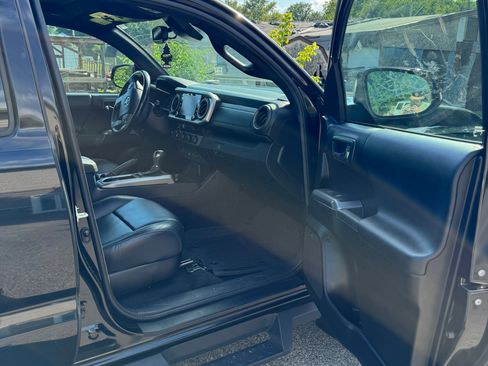 Used 2021 Toyota Tacoma Limited w/ Nightshade Package AWD/4WD image 8