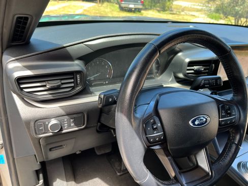 Used 2020 Ford Explorer XLT image 6