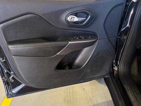 Used 2019 Jeep Cherokee Limited w/ Luxury Group image 12