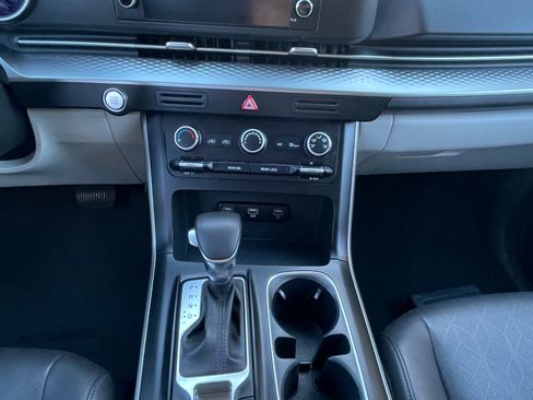 Used 2023 Kia Carnival LX image 22