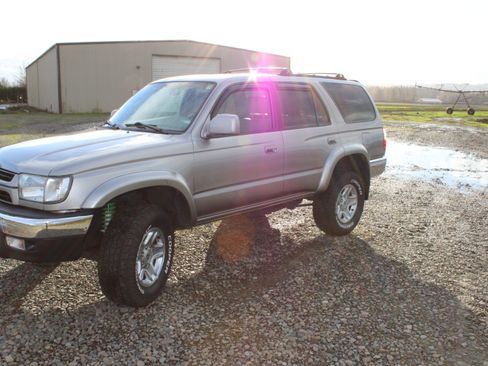 Used 2002 Toyota 4Runner SR5 image 2