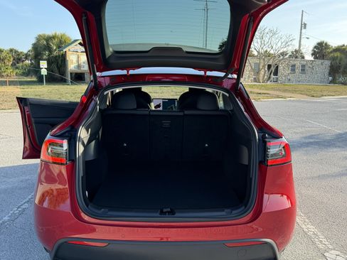 Used 2021 Tesla Model Y Long Range image 8