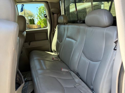 Used 2005 Chevrolet Silverado 2500 LT w/ Heavy-Duty Power Package AWD/4WD image 12