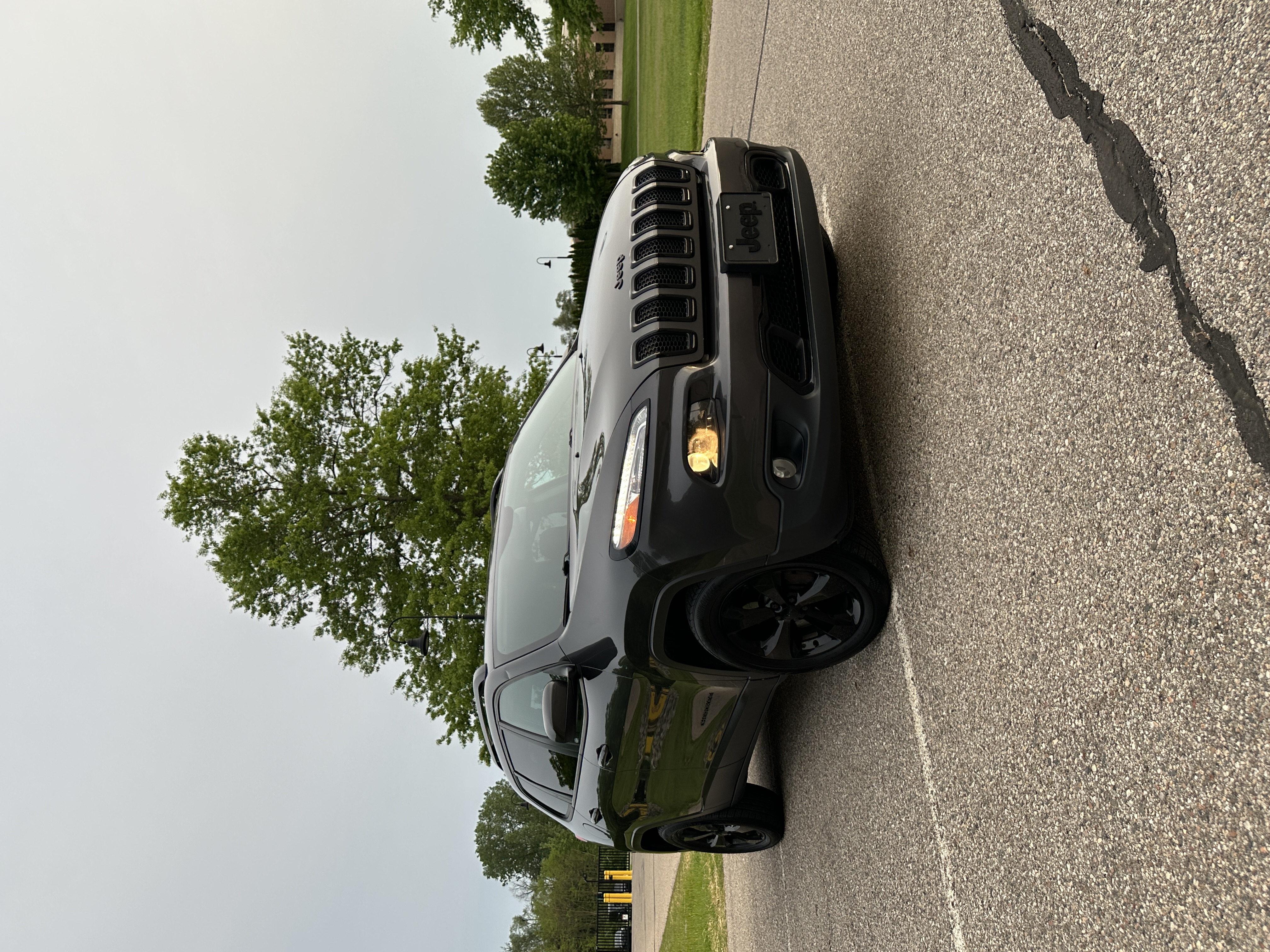 Used 2016 Jeep Cherokee Latitude w/ Cold Weather Group AWD/4WD image 1