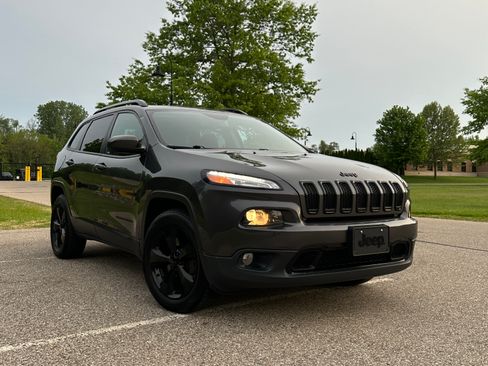 Used 2016 Jeep Cherokee Latitude w/ Cold Weather Group AWD/4WD image 1