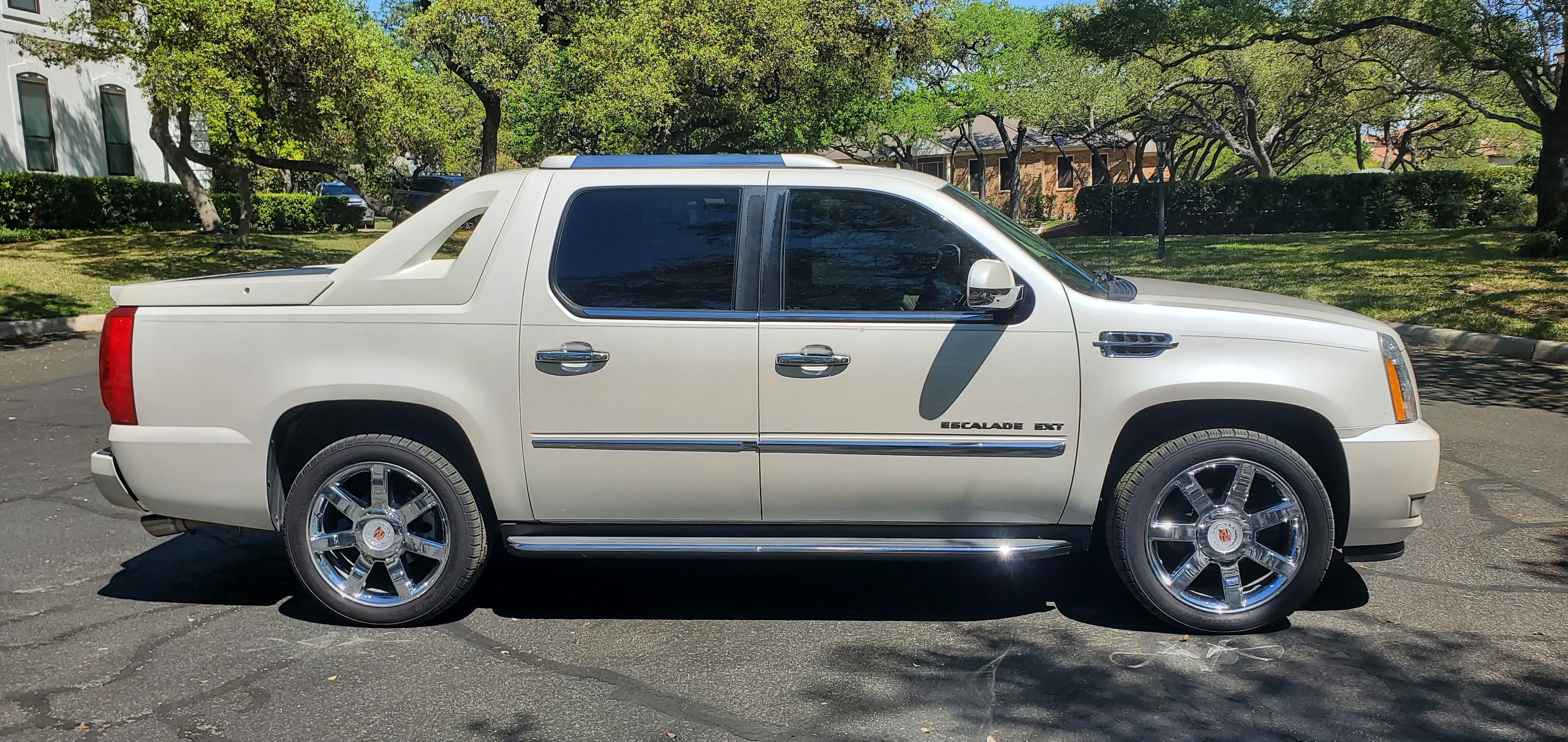 Used 2012 Cadillac Escalade EXT Luxury AWD/4WD image 1