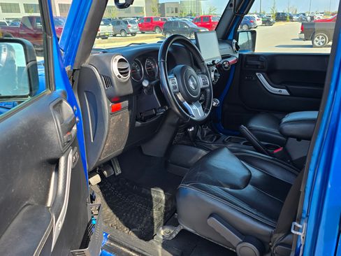 Used 2016 Jeep Wrangler Unlimited Rubicon image 11