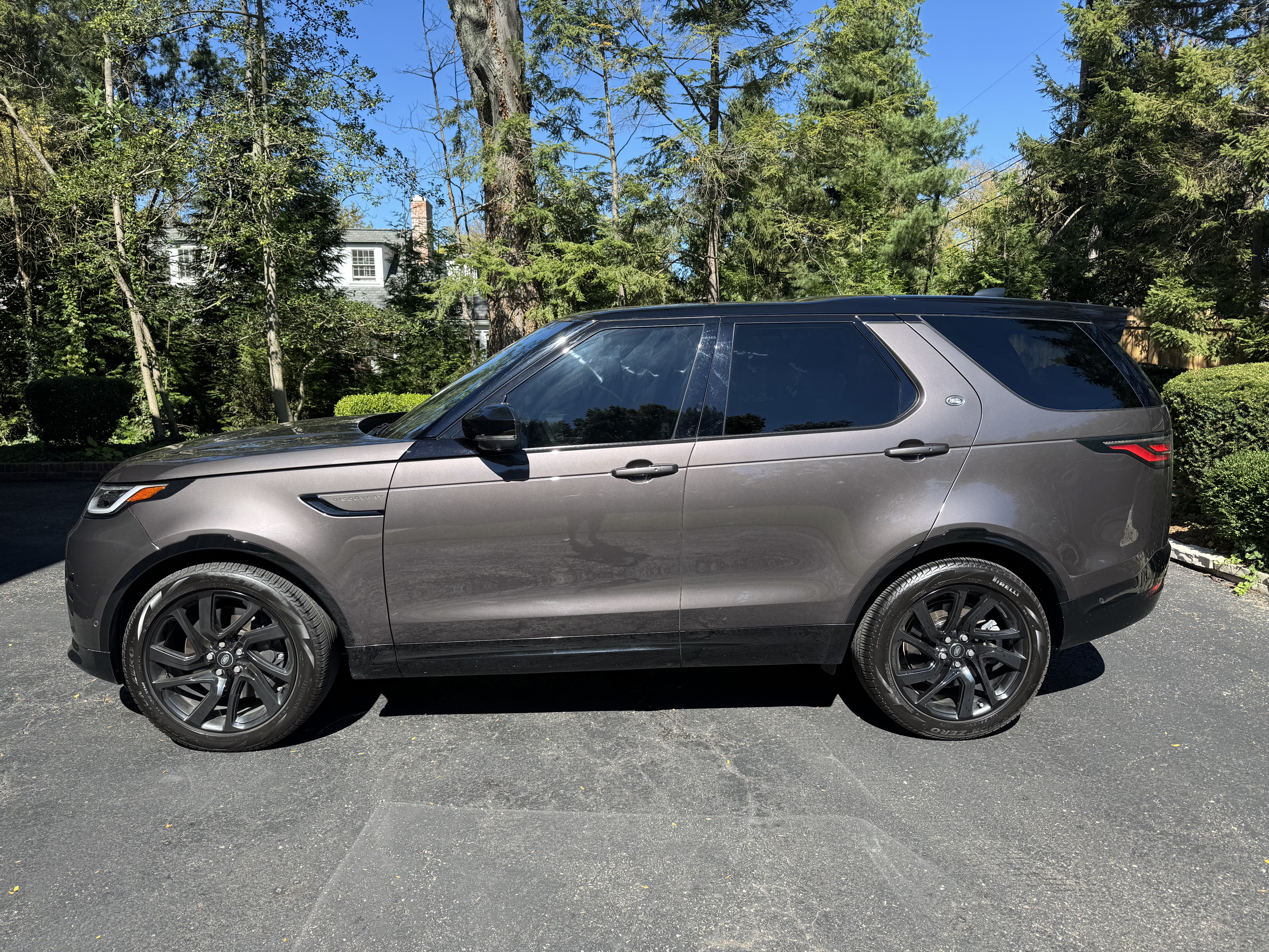 Used 2024 Land Rover Discovery Dynamic SE AWD/4WD image 1