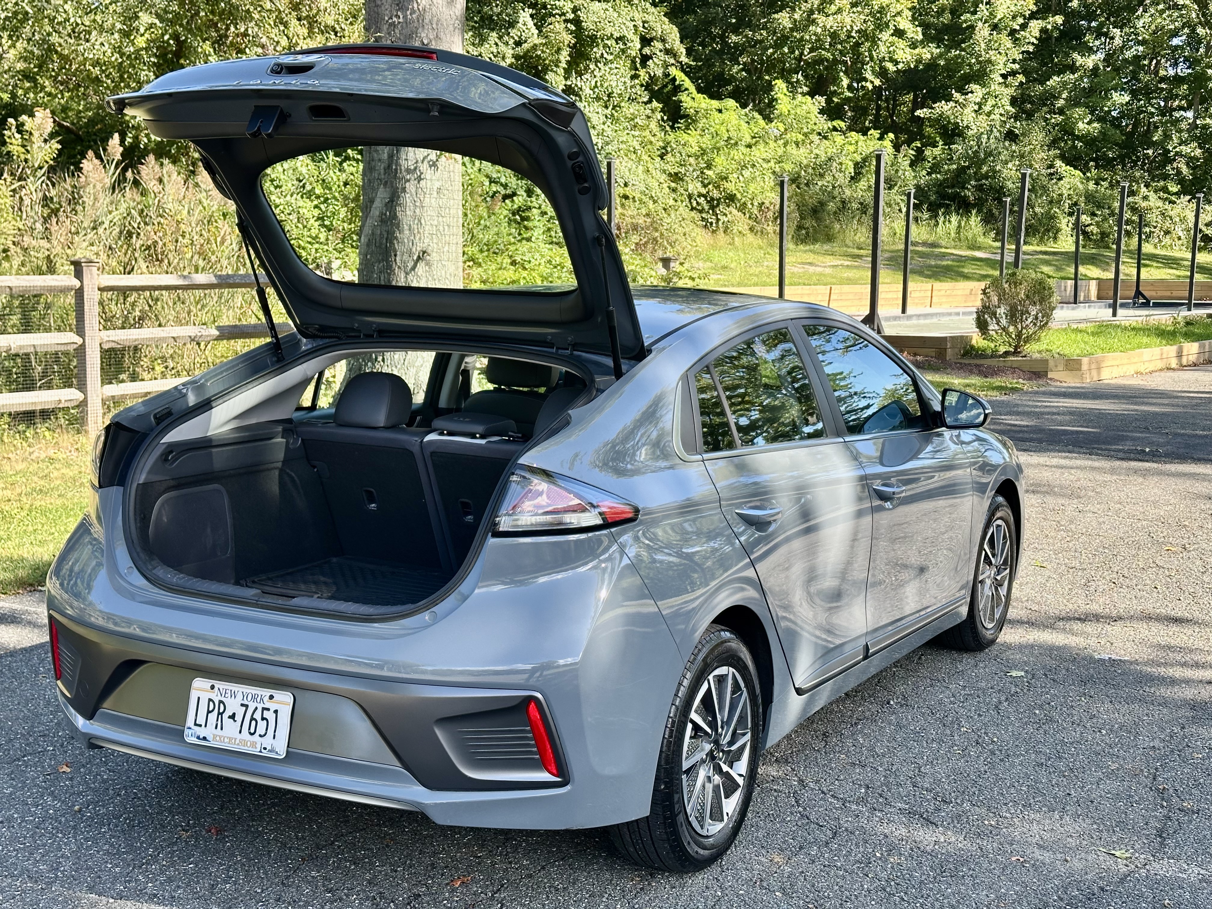 Used 2021 Hyundai Ioniq Limited FWD image 6