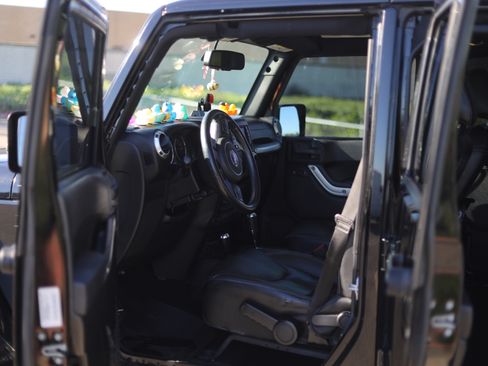 Used 2015 Jeep Wrangler Unlimited Sahara w/ Max Tow Package image 16