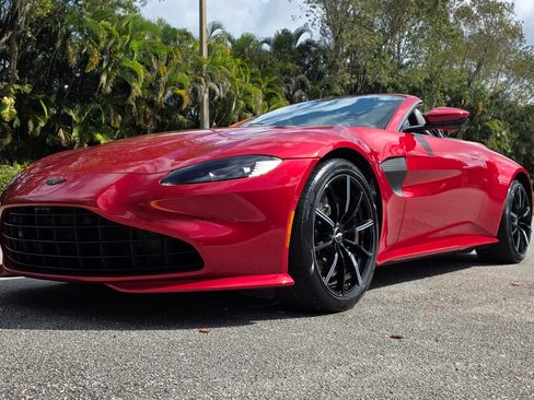 Used 2021 Aston Martin V8 Vantage Roadster image 17