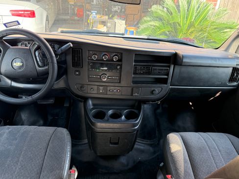 Used 2015 Chevrolet Express 2500 Extended Van 3D image 9