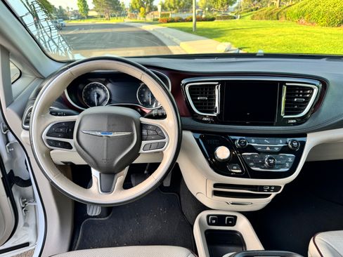 Used 2020 Chrysler Pacifica Limited image 14