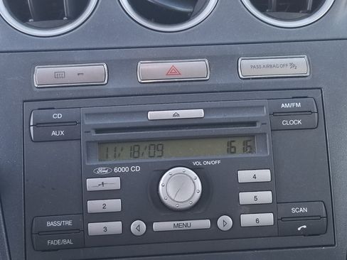 Used 2010 Ford Transit Connect XLT image 9