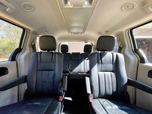 Used 2016 Chrysler Town & Country Touring image 24