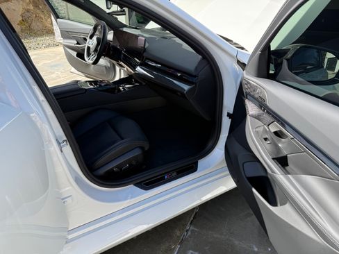 Used 2025 BMW M5 w/ Carbon Package image 19