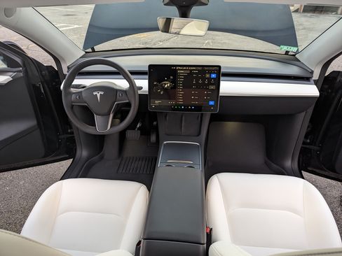 Used 2022 Tesla Model Y Long Range image 6