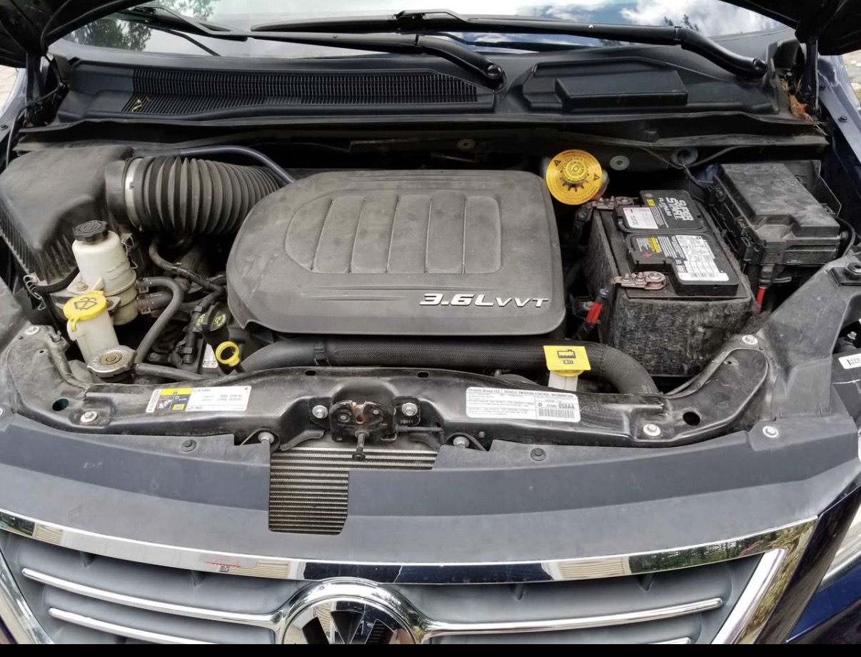Used 2014 Volkswagen Routan SE FWD image 17