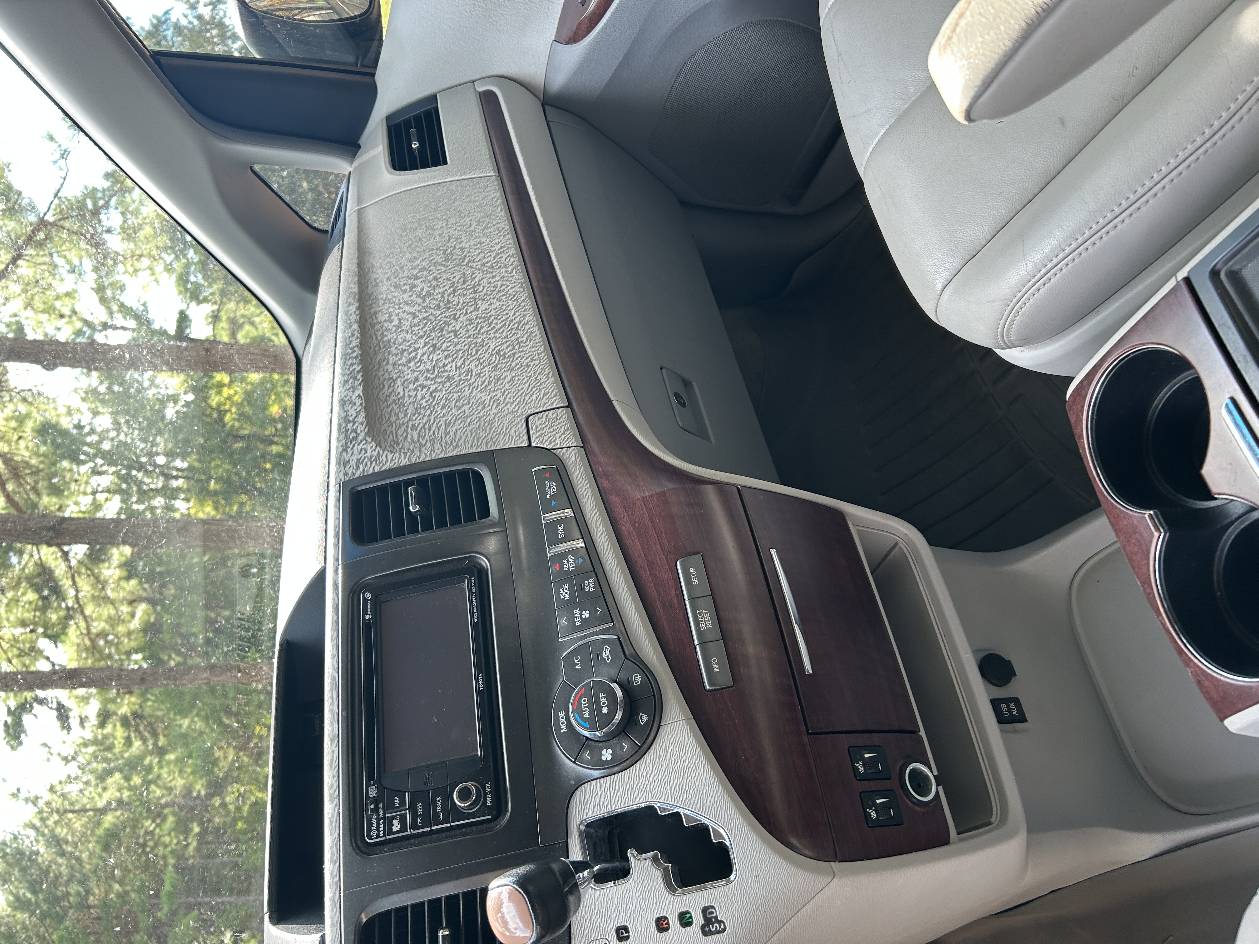 Used 2013 Toyota Sienna XLE FWD image 6