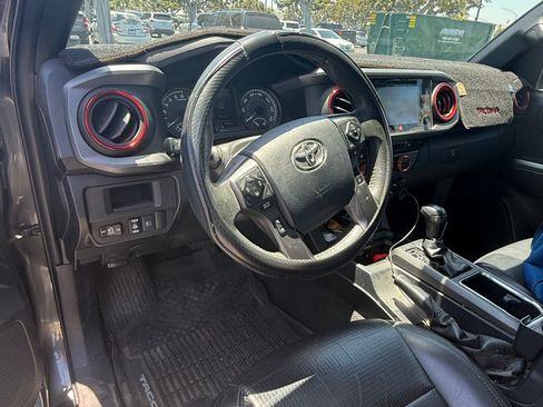 Used 2019 Toyota Tacoma TRD Off-Road AWD/4WD image 10