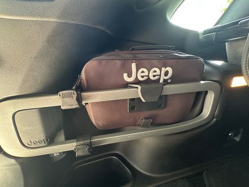 Used 2015 Jeep Cherokee Trailhawk w/ Comfort/Convenience Group AWD/4WD image 29