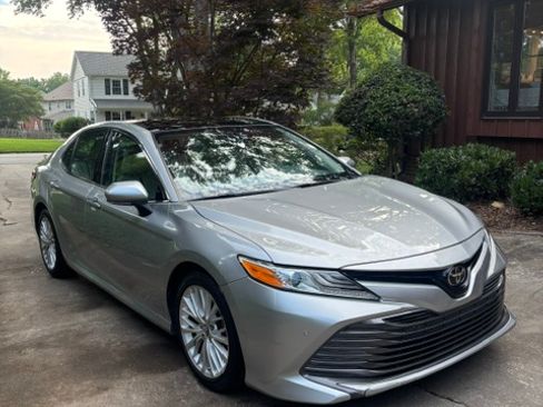 Used 2018 Toyota Camry XLE FWD image 2