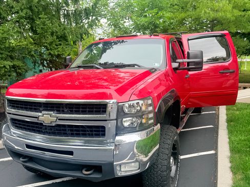 Used 2010 Chevrolet Silverado 2500 LT w/ Interior Plus Package AWD/4WD image 1