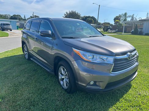 Used 2014 Toyota Highlander Plus FWD image 1