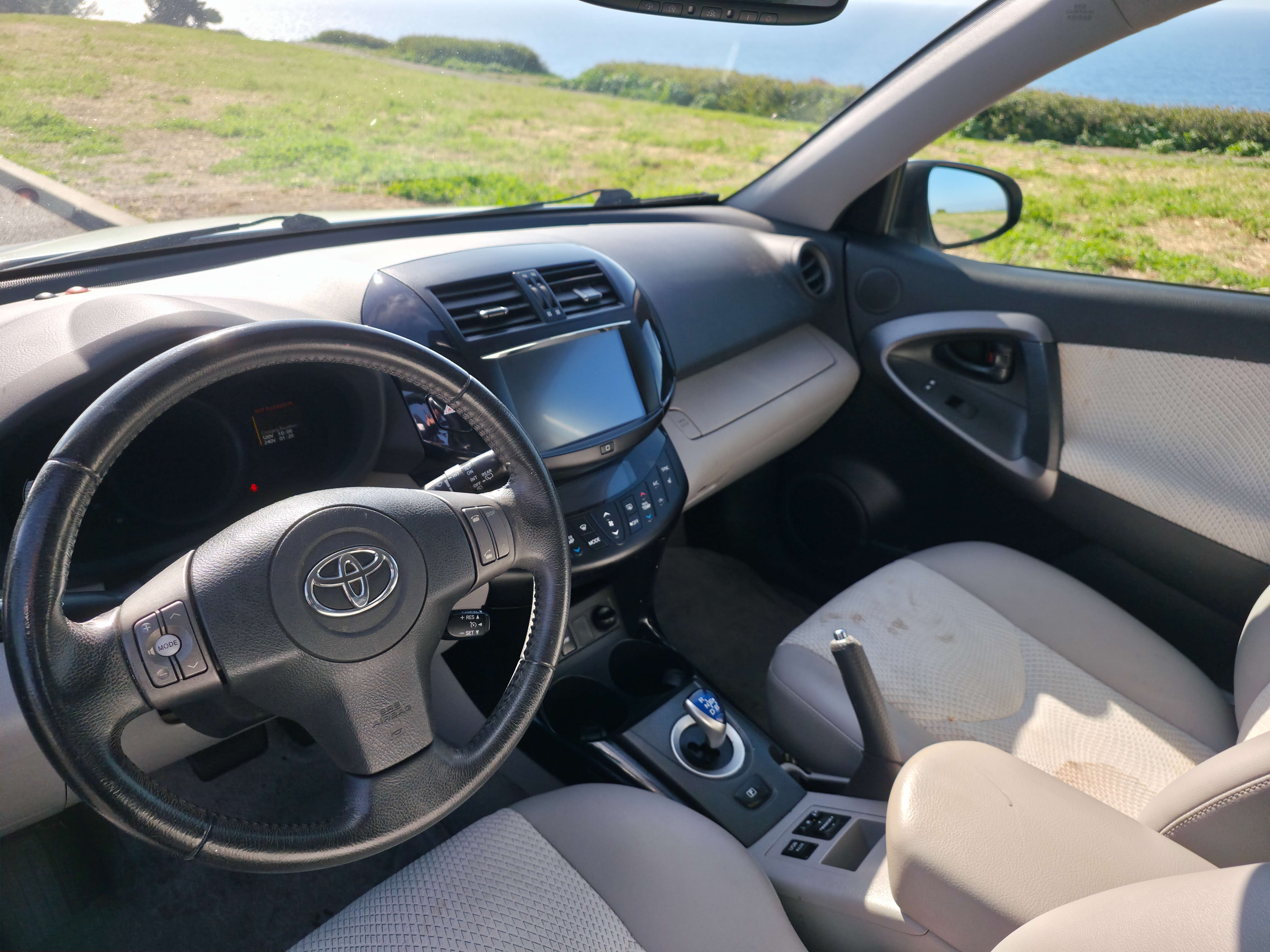 Used 2013 Toyota RAV4 EV FWD image 11