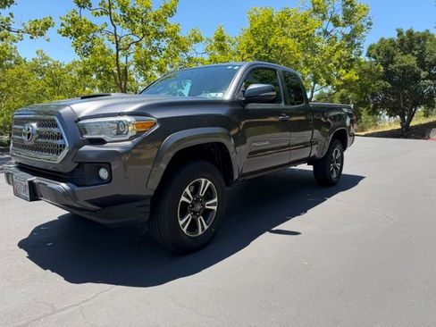 Used 2016 Toyota Tacoma TRD Sport w/ Towing Package AWD/4WD image 1