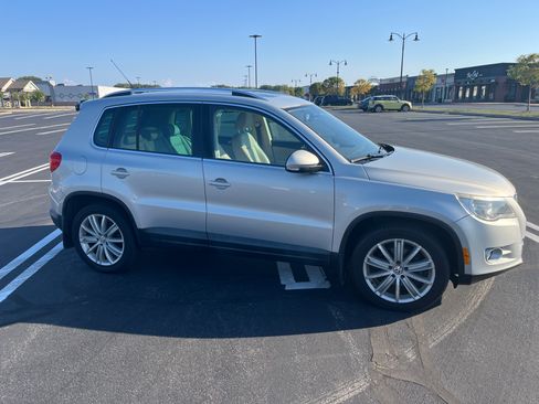 Used 2010 Volkswagen Tiguan SE image 5