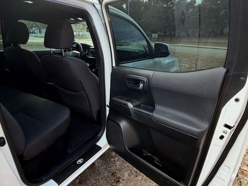 Used 2017 Toyota Tacoma TRD Sport image 18