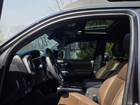 Used 2021 Toyota Tacoma Limited image 16