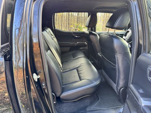 Used 2019 Toyota Tacoma TRD Sport image 16
